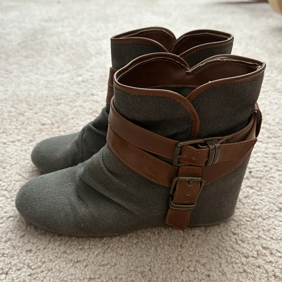 Aldo Hidden Wedge Booties - Picture 2 of 5